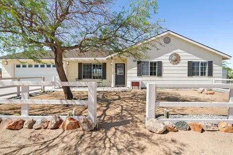 Golden Desert Ranch - Hot Tub, Fire Pit And Bbq! 3 Bedroom Home by RedAwning