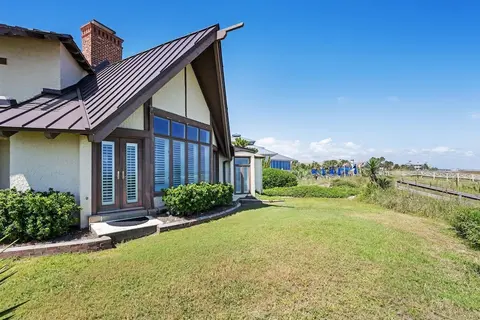 Enjoy Listening To The Sound Of The Crashing Waves And Bird Watching 4 Bedroom Villa by Peace Vacations