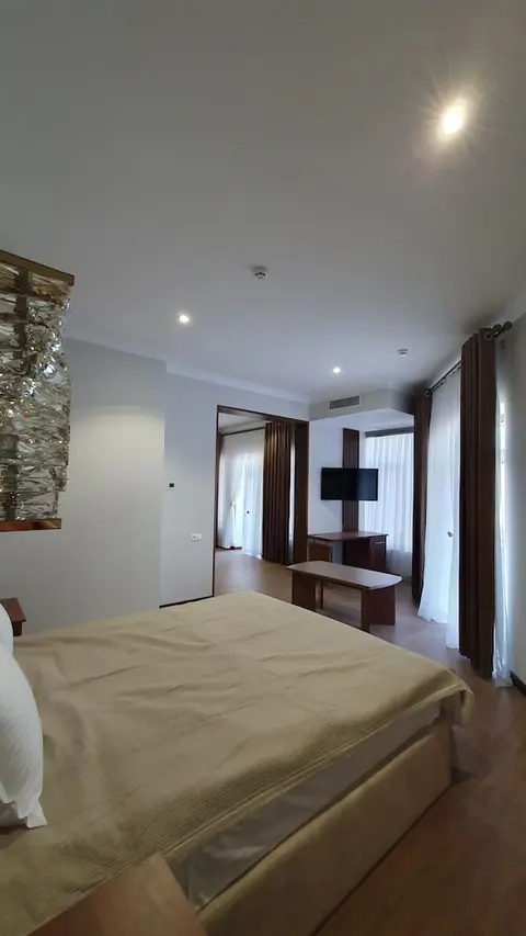 Karvon Plaza Hotel