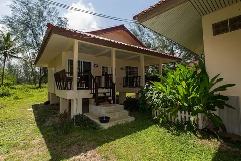 Pranee Beach Bungalows