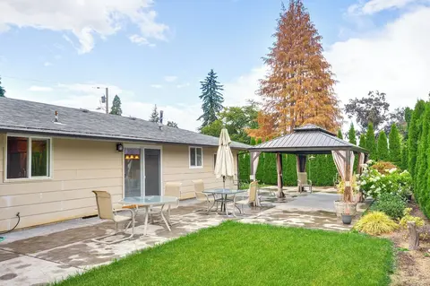 Milwaukie Home w/ Outdoor Dining Space