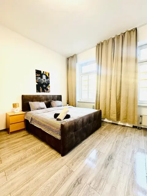 Bright 3BR Appt Steps from FAC Platz