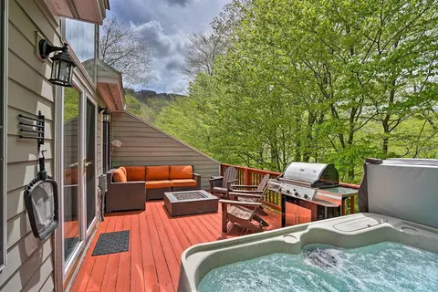 Family-friendly Hancock Home: Walk to Slopes!