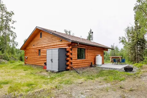 Welcoming Wasilla Cabin w/ Patio!