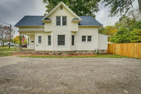 Cozy Hart Getaway w/ Fire Pit < 1 Mi to Lake!