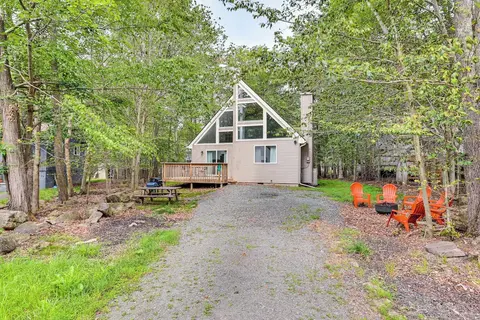 15 Mi to Ski Resort: Home w/ Fire Pit in Tobyhanna