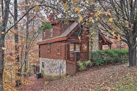 Cozy Family Cabin w/ Hot Tub ~ 4 Mi to Dollywood!