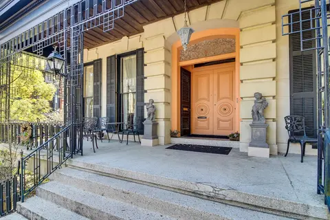 Downtown Savannah Apartment, Walk to Forsyth Park!
