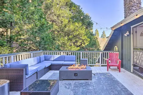 Bright 'coco's Cottage' Getaway w/ Indoor Swing!