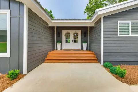 Beachfront Dadeville Family Escape on Lake Martin!