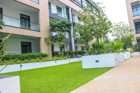 Embassy gardens luxury by Cozy
