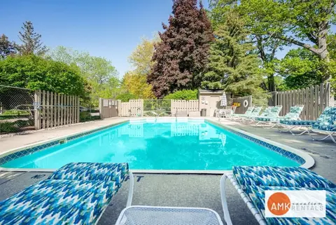 Charming Bayview - Downtown Condo With Pool