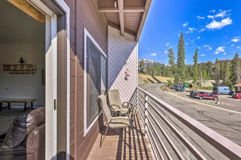 Silverthorne Condo w/ Views ~ 11 Mi to Ski Slopes