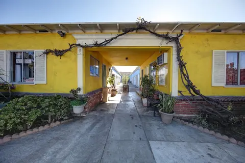 Pavilions Motel