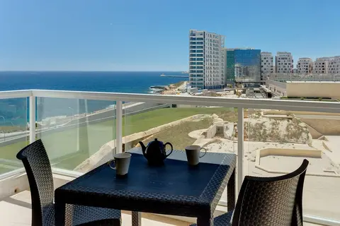 Modern Sea-view Apartment in a Prime Location