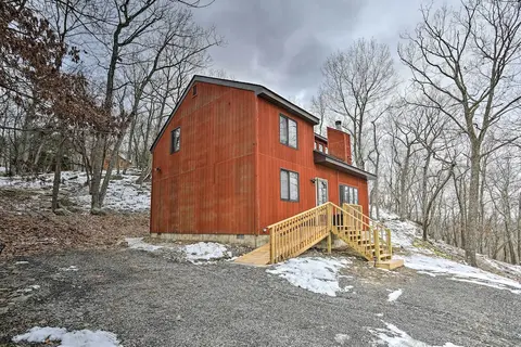 Fire Pit & Gas Grill: Charming Poconos Abode!