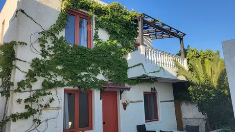 Villa - Sleeps 10 - Pool - Garden - Parking