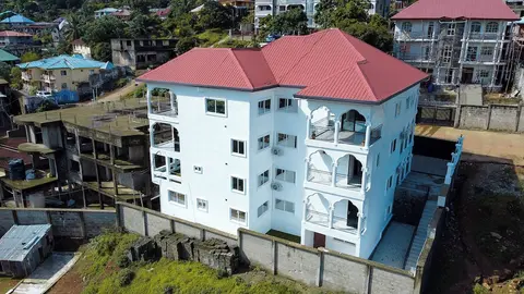 3 Bed Apartment Sleeps 6 - Parking, Patio, Wifi