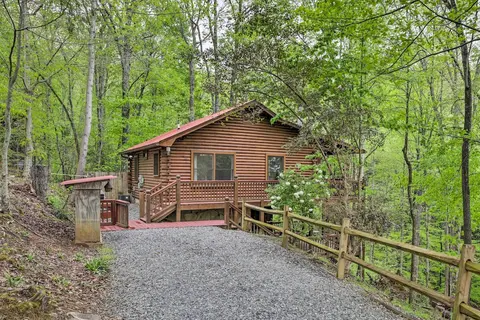 Peaceful Blue Ridge Cabin w/ Decks & Fire Pit