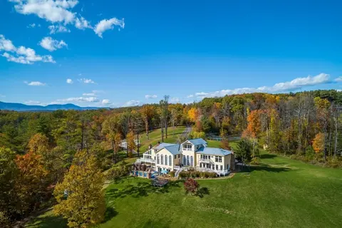 River House by Avantstay Historic & Secluded Estate on the Hudson River w/ Pool Sleeps 24!