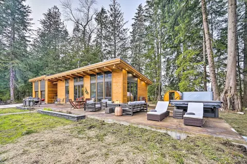 Heated Swim Spa! 15-acre Cabin on Skykomish River