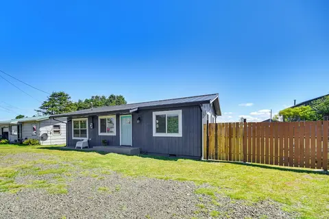 Pet-friendly Moclips Home: Walk to Mocrocks Beach!