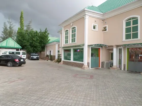 B's Hive Hotel & Suites