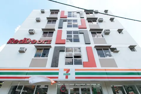 RedDoorz near C5 Kalayaan Avenue Makati