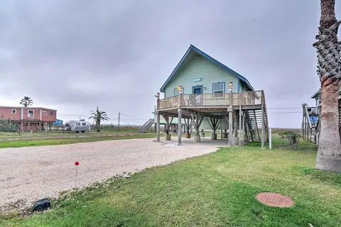 Freeport Cottage - 4 Blocks to Surfside Beach!