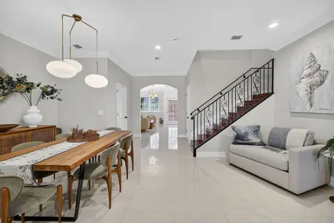 Daisy Townhouse Steps from The Beach