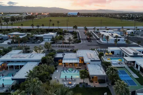 Polo Villa 1 by Avantstay Features Expansive Putting Green, Pool, Spa & Outdoor Firepit 260-322 5 Bedrooms