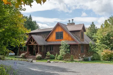 Luxury Chalet, Firepit, Sauna, Pet Friendly, 5 mins to Windham Mtn resort