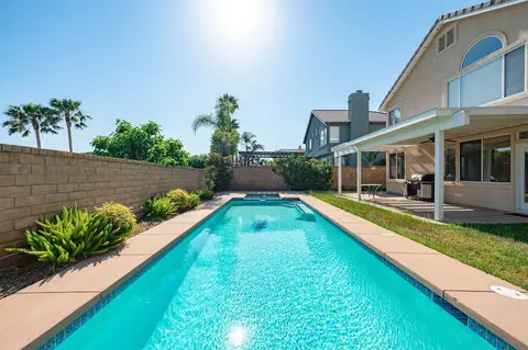 Bright Designer Home w Pool Near Everything