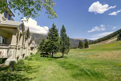 Er9 Elk Run 4 Bd 4.5 Ba 4 Bedroom Townhouse by RedAwning