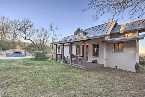 The Little Alsatian House: 18 Miles to San Antonio