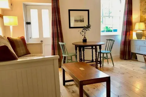 Beachfront Apartment With Woodburner & Courtyard