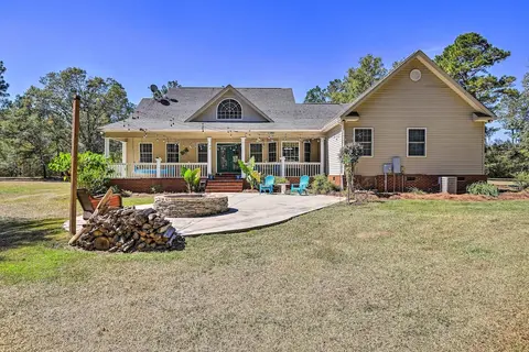 Idyllic Hawkinsville Retreat: Large Fire Pit!