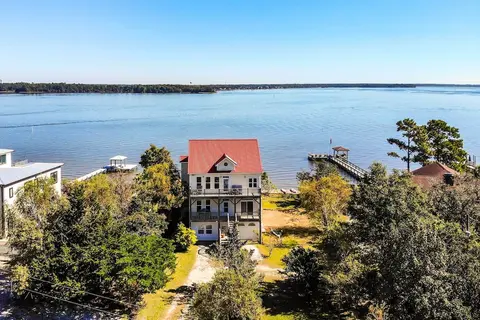 Charming Waterfront Home: Fish, Boat + More!