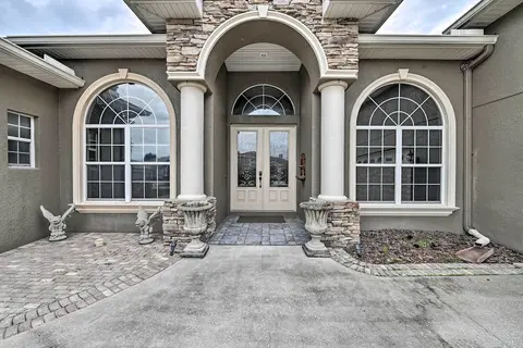 Elegant Valrico Home ~ 15 Mi to Downtown Tampa!