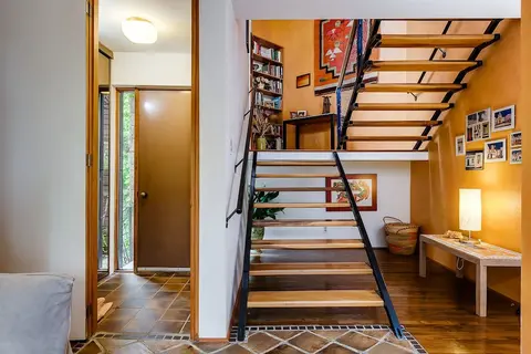 225 Lakeland Bed and Breakfast.