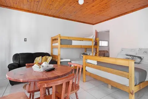 25 Jacaranda Lodge & Backpackers
