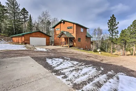 Spacious Lead Getaway w/ Private Hot Tub & Deck!
