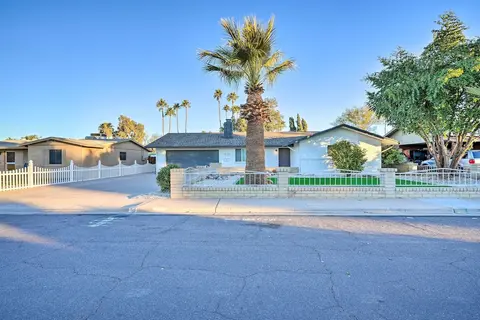 Mesa Home w/ Outdoor Pool - 2 Mi to Sloan Park!