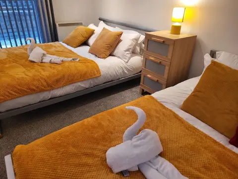 Luxury River View 2-bed Apt, Wifi, Garden, River