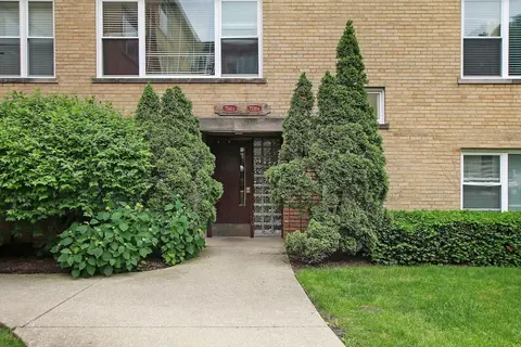 3BR Homey Living Room Apt in Bell Ave