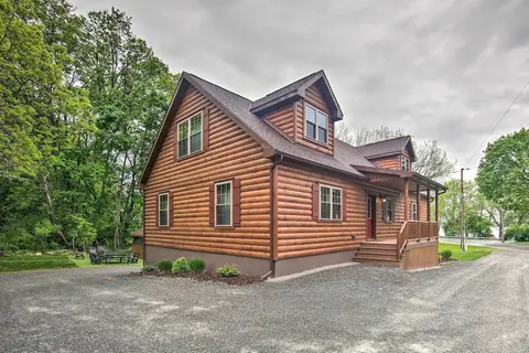 Lake View & Hot Tub: Wrightsville Cabin!