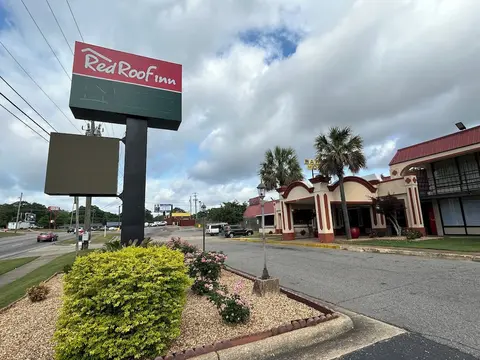 HomeTowne Studios by Red Roof Montgomery - Midtown