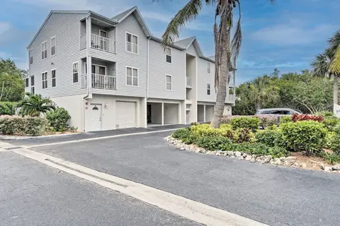 Walk to Manatee Public Beach: Cozy Getaway!