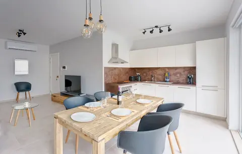 Brand New Designer Finished Apartment, Central Location