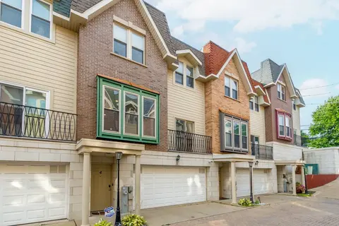 Windy City Getaway 3br 2ba Chicago Townhouse 3 Bedroom Home by RedAwning